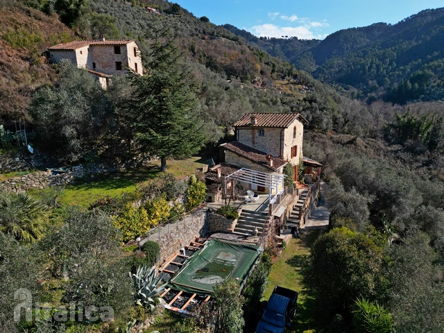 Perfectly restored stone house with pool above Camaiore