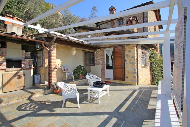 Perfectly restored stone house with pool above Camaiore