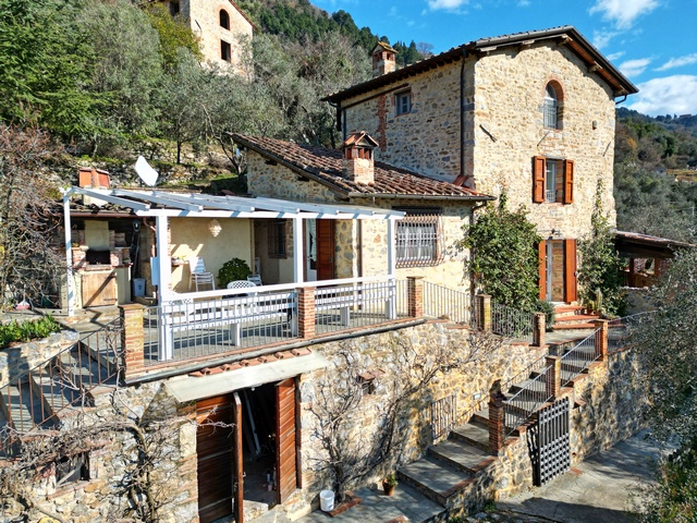 Perfectly restored stone house with pool above Camaiore