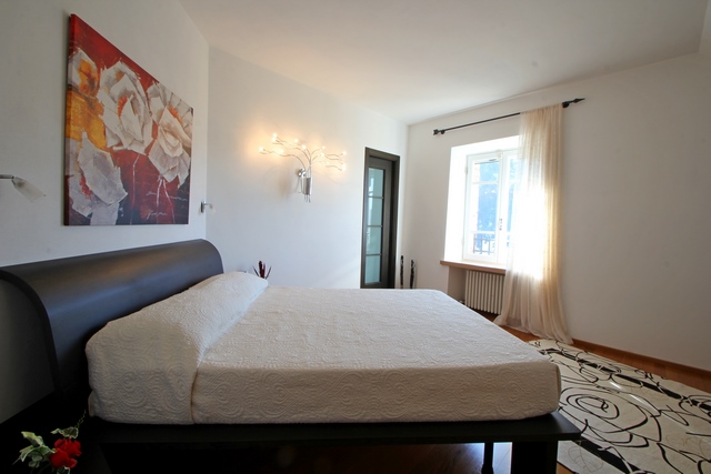 Perfectly restored stone house with pool above Camaiore