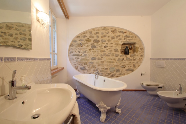Perfectly restored stone house with pool above Camaiore