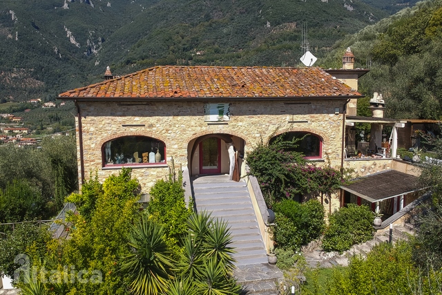 Steinvilla mit Pool und Gästehaus