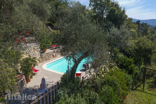 Kamenná vila s bazénem a domem pro hosty