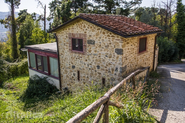 Steinvilla mit Pool und Gästehaus