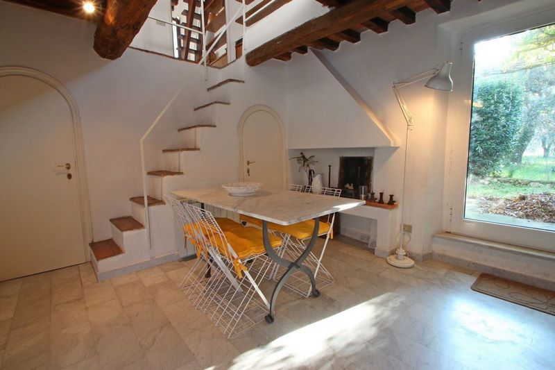 Charming Courtyard Stone House with Artistic Touch – Tuscany