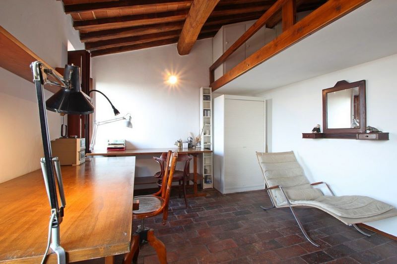 Rustic house in a courtyard in Versilia