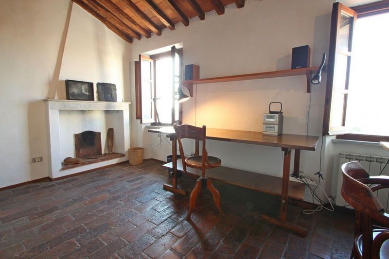 Rustic house in a courtyard in Versilia