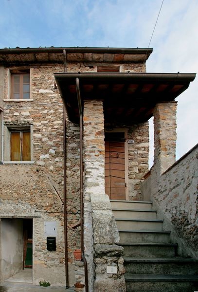 Charming Courtyard Stone House with Artistic Touch – Tuscany