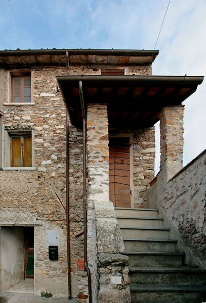 Rustikales Haus in einem Innenhof in der Versilia