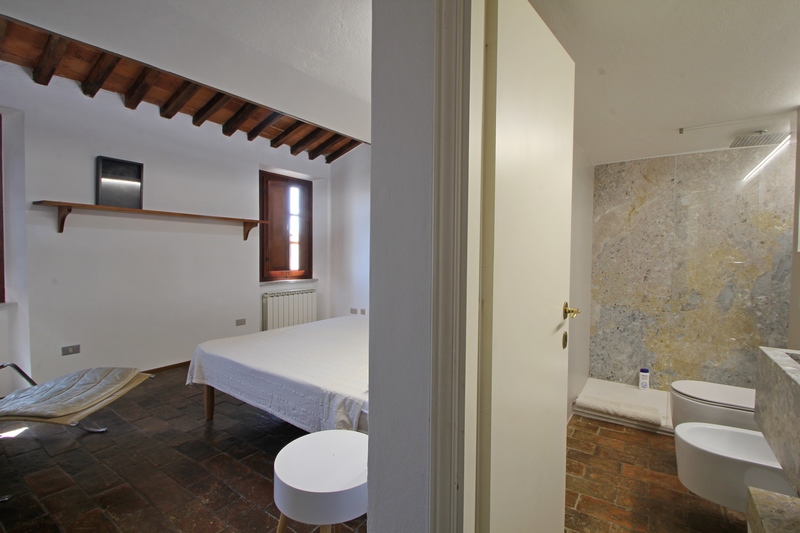 Charming Courtyard Stone House with Artistic Touch – Tuscany