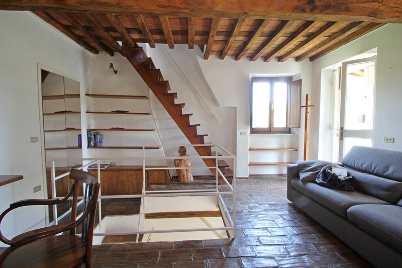 Rustic house in a courtyard in Versilia