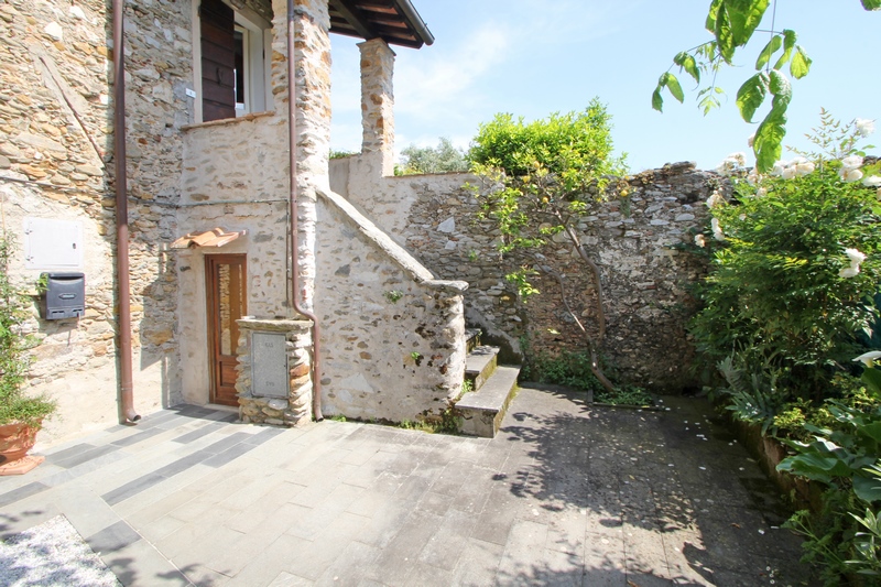 Rustic house in a courtyard in Versilia