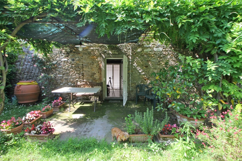 Rustikales Haus in einem Innenhof in der Versilia