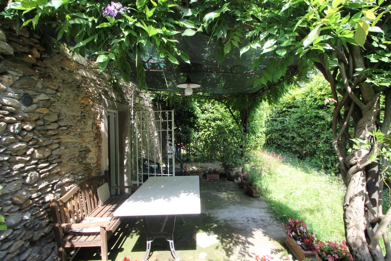 Rustic house in a courtyard in Versilia