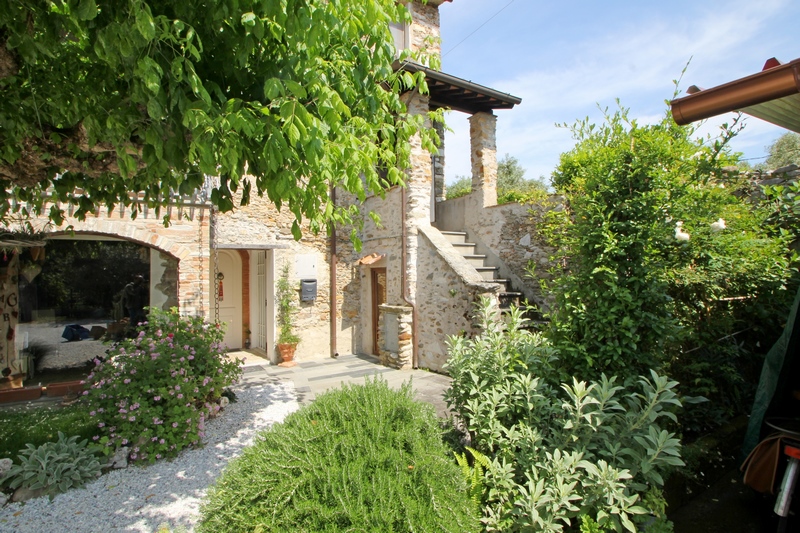 Rustic house in a courtyard in Versilia