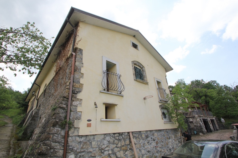 Small Farm with Guesthouse, Stables & 13ha Land Near Cinque Terre