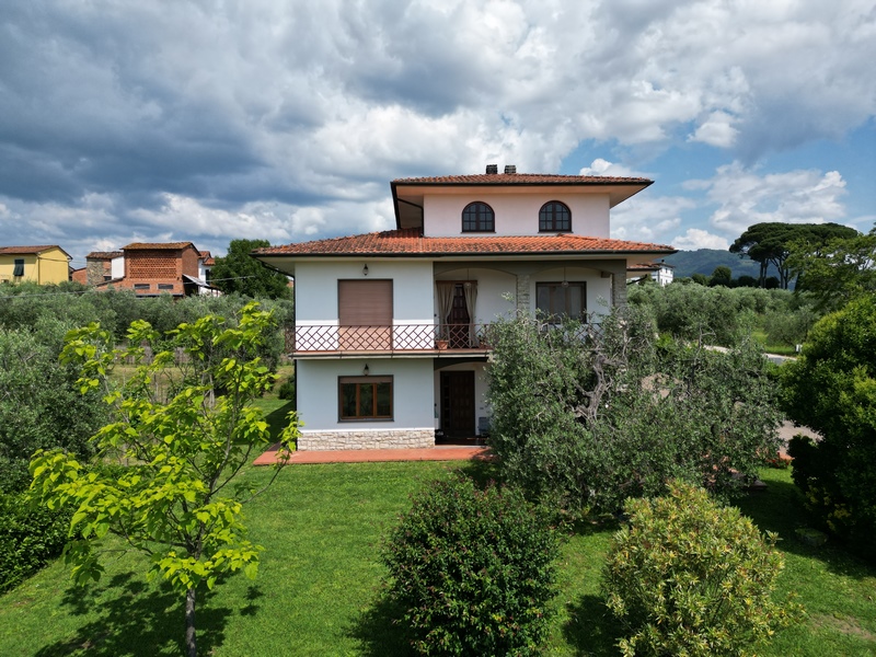 Grande villa con vigneto a Gragnano Capannori