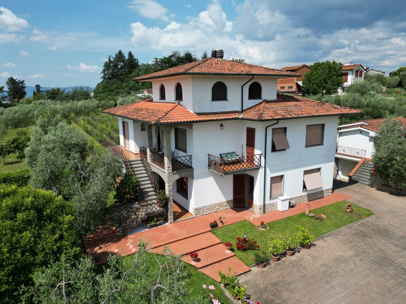 Grande villa con vigneto a Gragnano Capannori