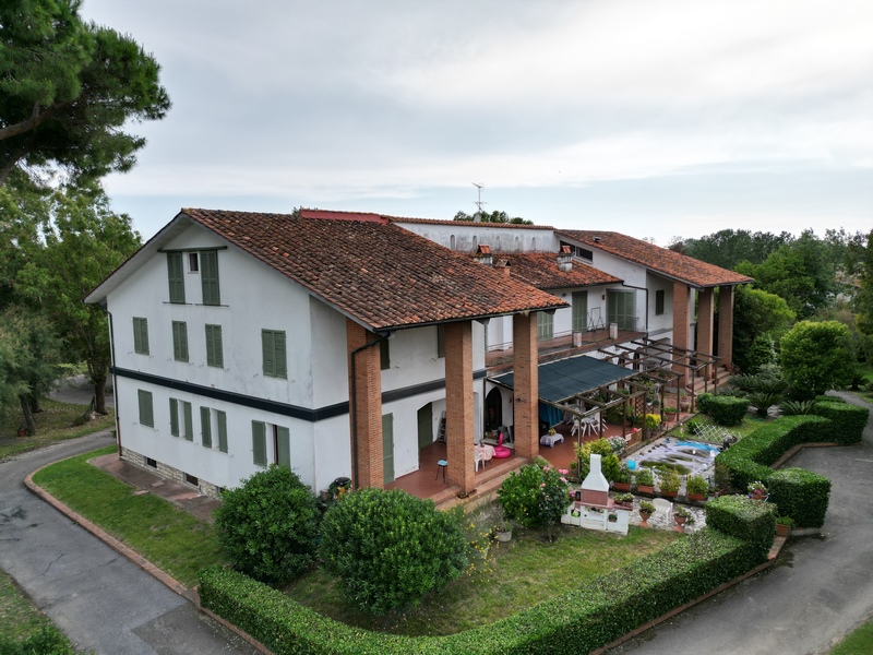 Seafront Estate in Tuscany with Private Mooring & Park – Renovation Opportunity