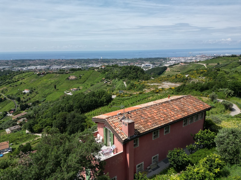 Letní dům s vysněným výhledem na moře v toskánské Versilii na prodej