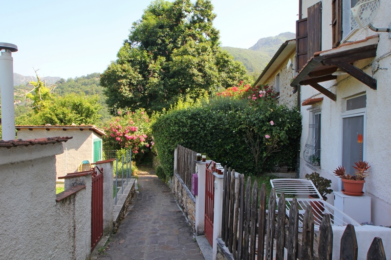 Restored house with garden in Giustagnana