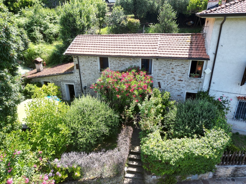 Restored house with garden in Giustagnana