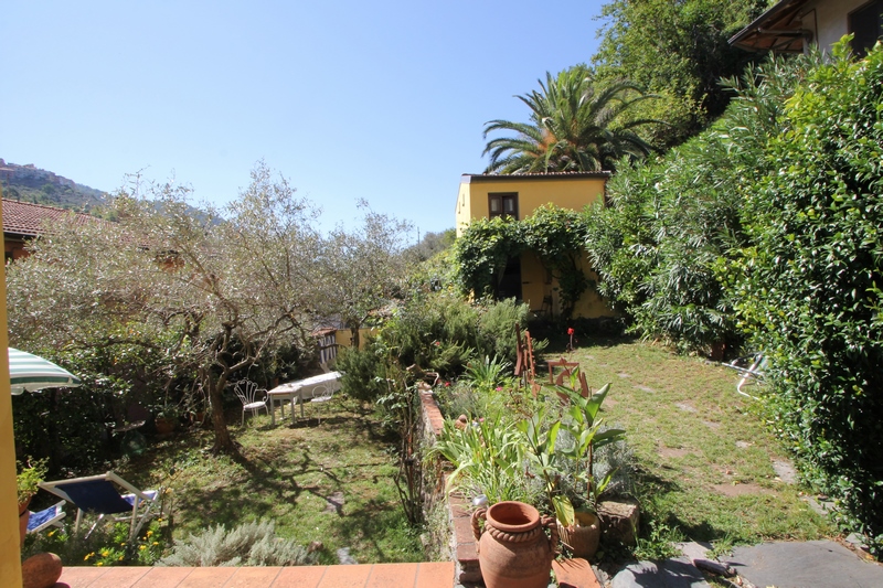 House in old hamlet 7km from the beach with small guest house