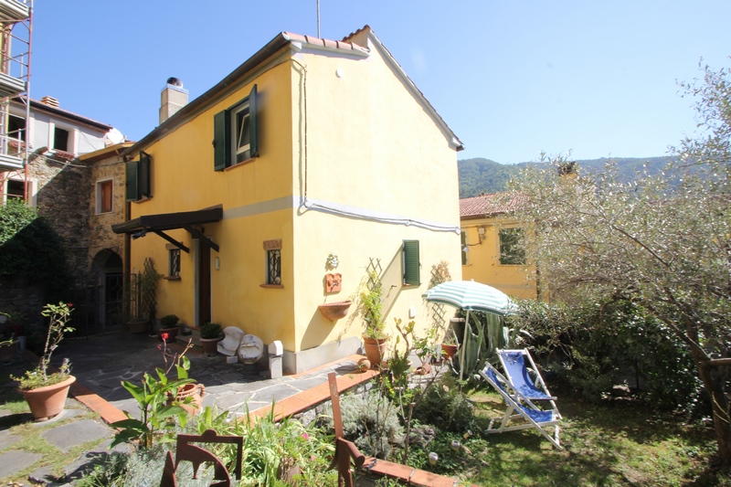 House in old hamlet 7km from the beach with small guest house