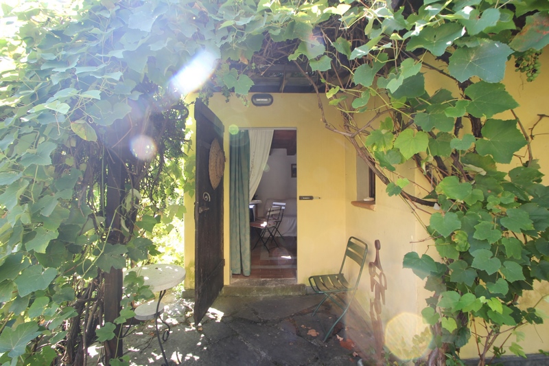 House in old hamlet 7km from the beach with small guest house