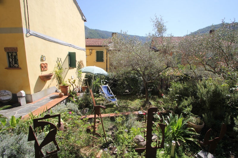 House in old hamlet 7km from the beach with small guest house