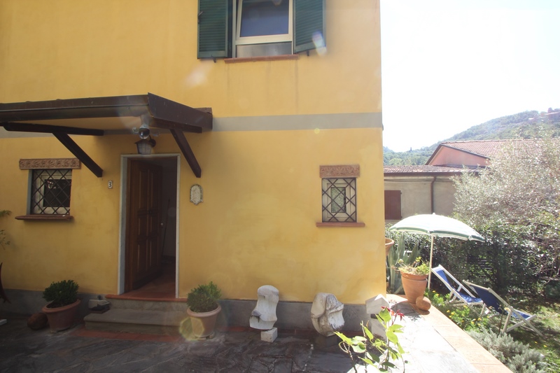 House in old hamlet 7km from the beach with small guest house