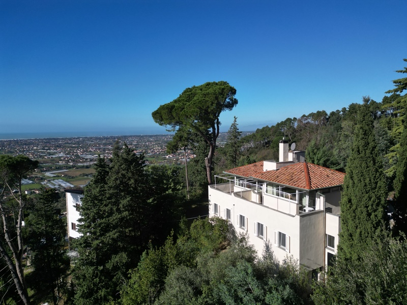 Villa con vista mare verso Camaiore