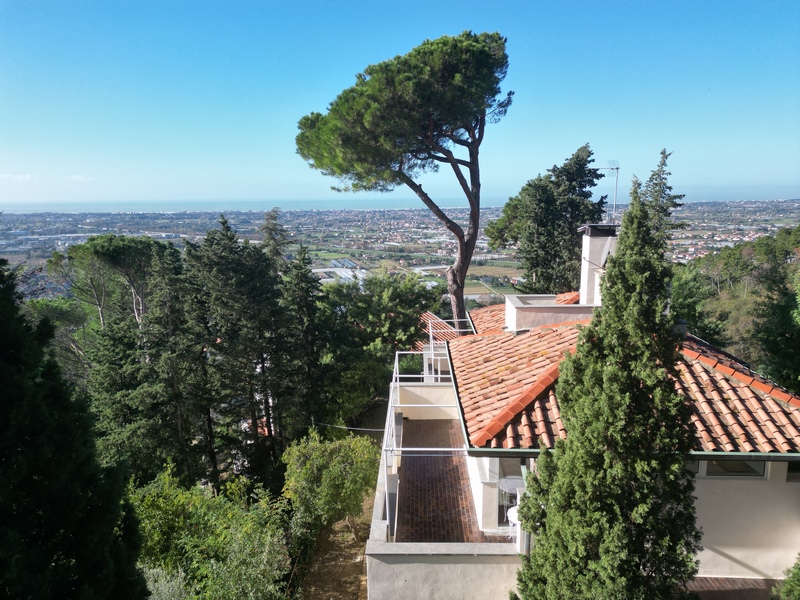 Moderne Villa mit Meerblick bei Camaiore