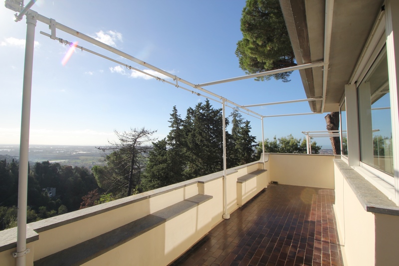 Moderne Villa mit Meerblick bei Camaiore