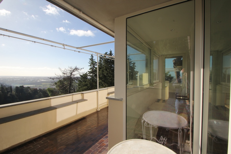 Moderne Villa mit Meerblick bei Camaiore