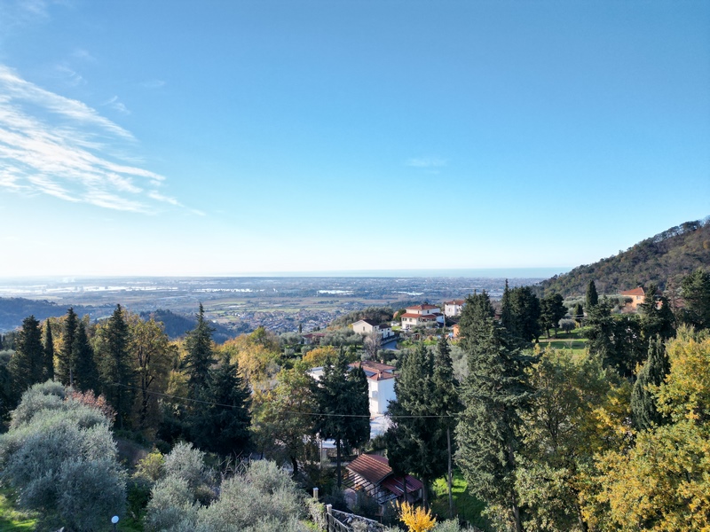 Porzione di rustico con vista mare e giardino a Corsanico