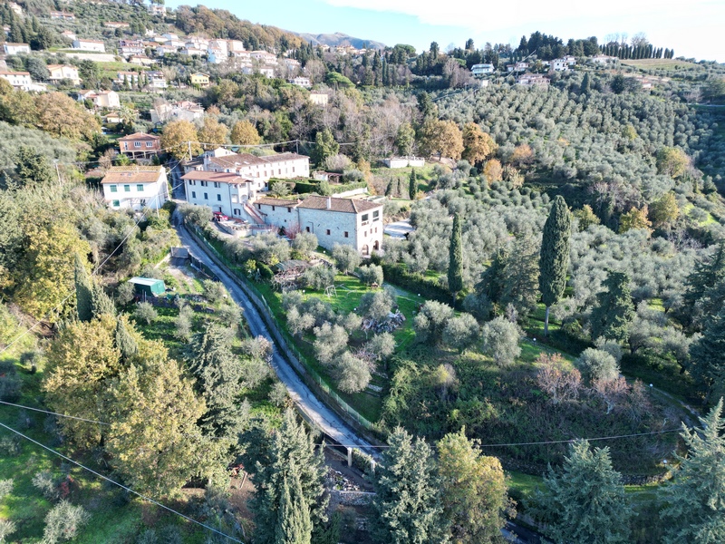 Porzione di rustico con vista mare e giardino a Corsanico