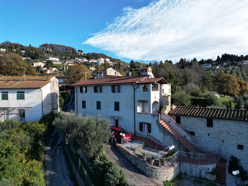 Porzione di rustico con vista mare e giardino a Corsanico