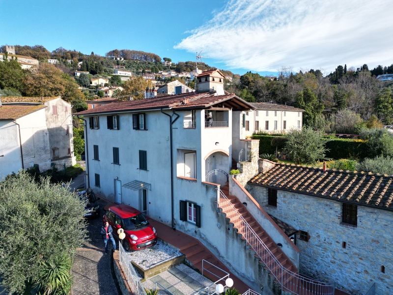 Porzione di rustico con vista mare e giardino a Corsanico