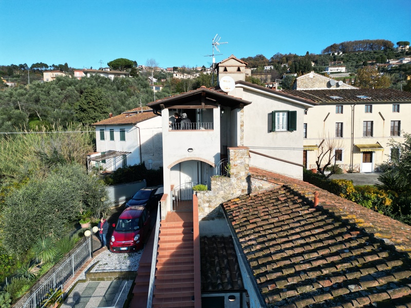 Porzione di rustico con vista mare e giardino a Corsanico