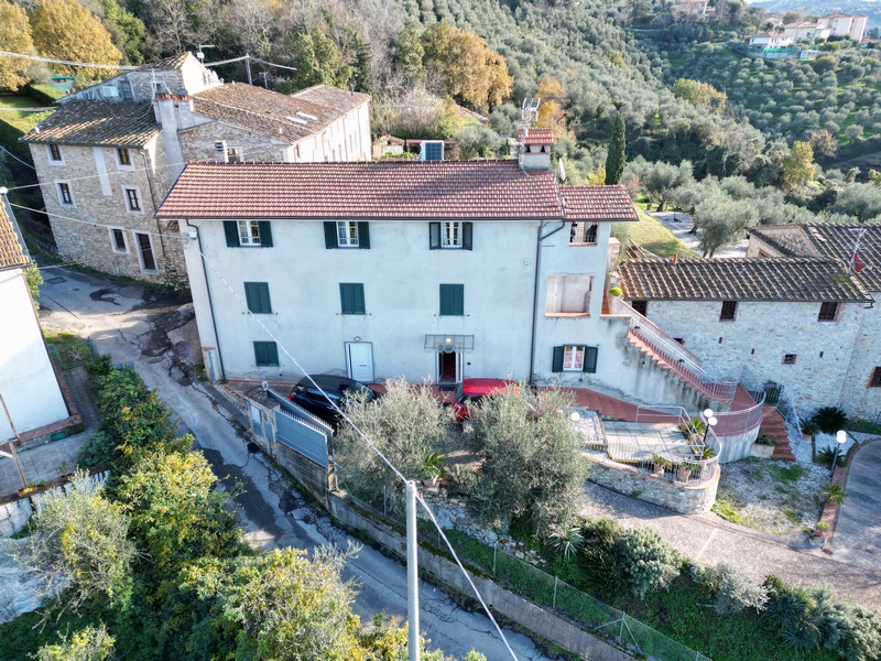 Porzione di rustico con vista mare e giardino a Corsanico