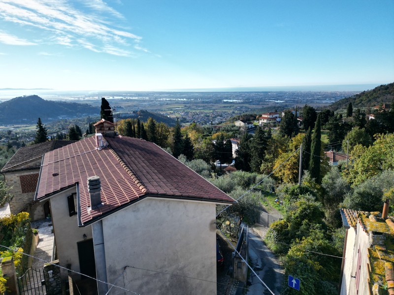 Porzione di rustico con vista mare e giardino a Corsanico