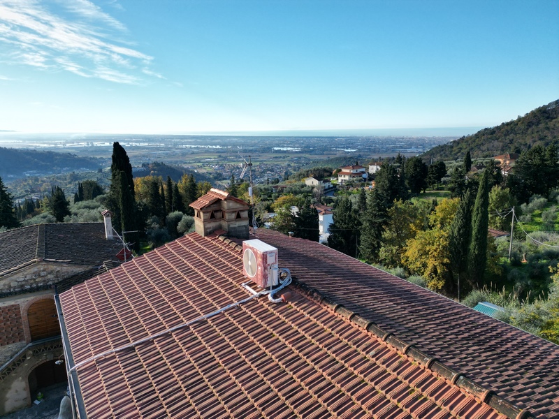 Porzione di rustico con vista mare e giardino a Corsanico