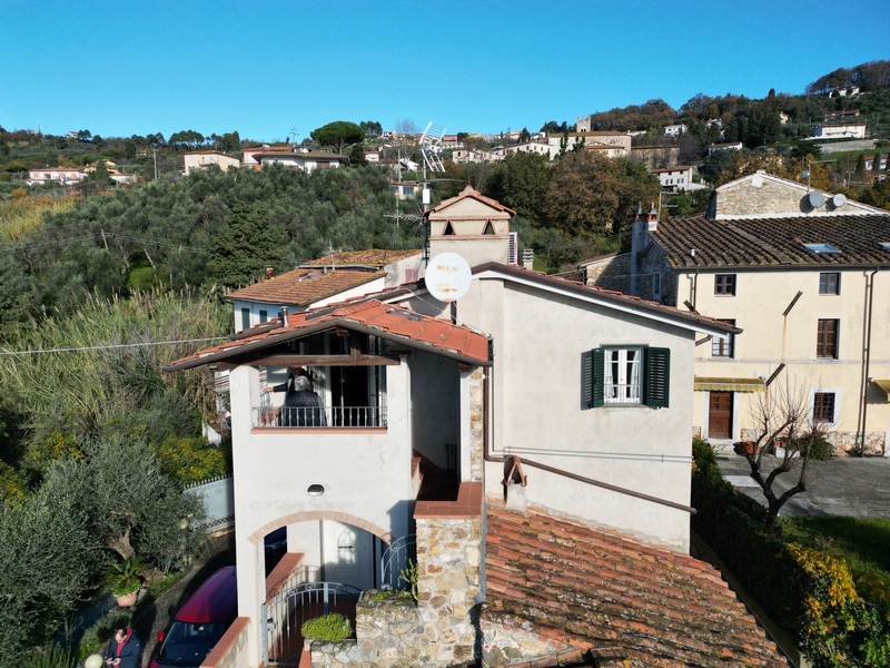 Porzione di rustico con vista mare e giardino a Corsanico