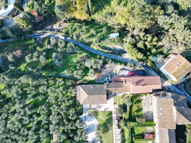 Porzione di rustico con vista mare e giardino a Corsanico