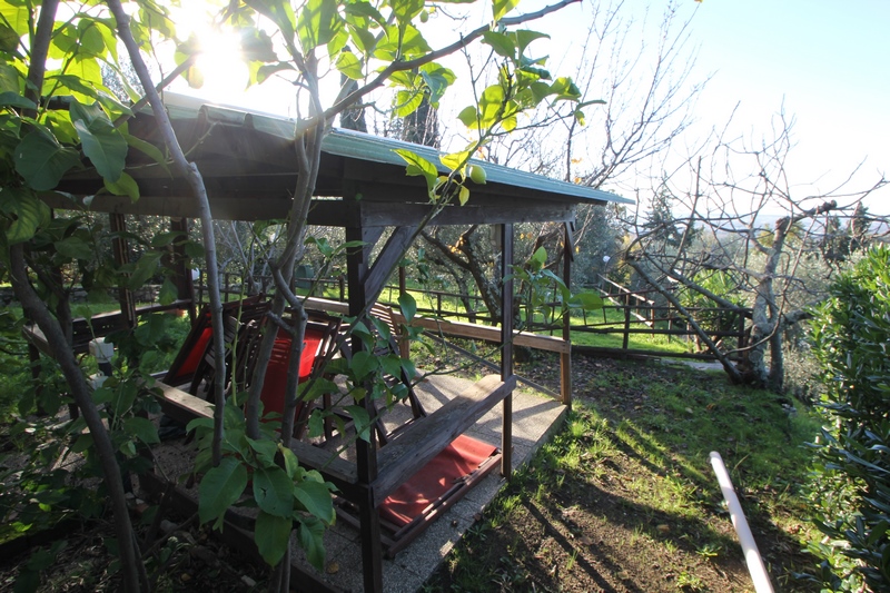 Porzione di rustico con vista mare e giardino a Corsanico