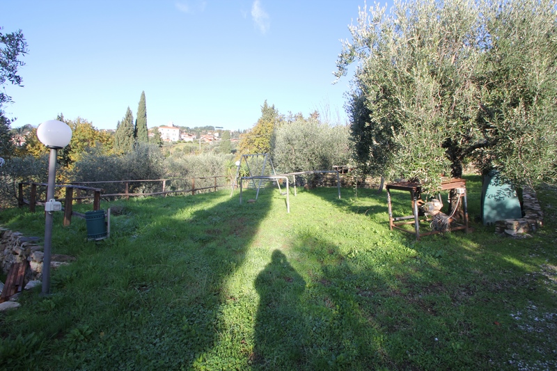 Porzione di rustico con vista mare e giardino a Corsanico