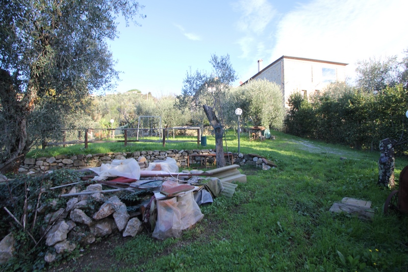 Porzione di rustico con vista mare e giardino a Corsanico