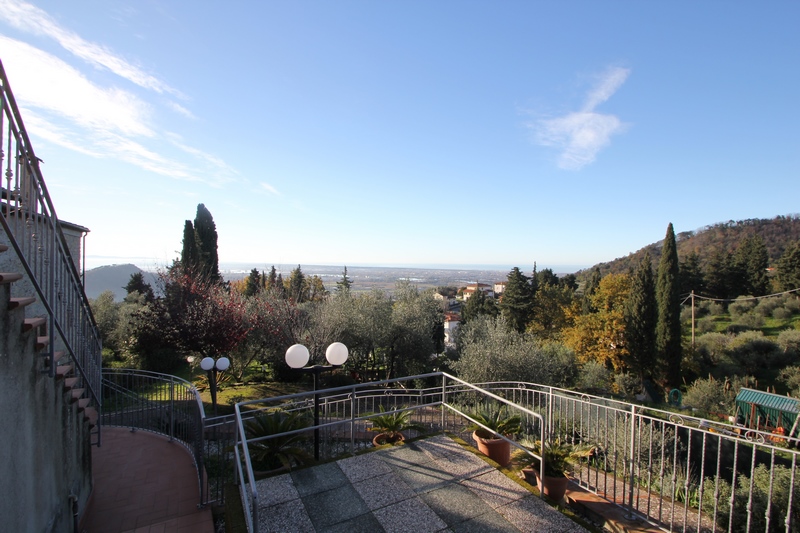 Porzione di rustico con vista mare e giardino a Corsanico