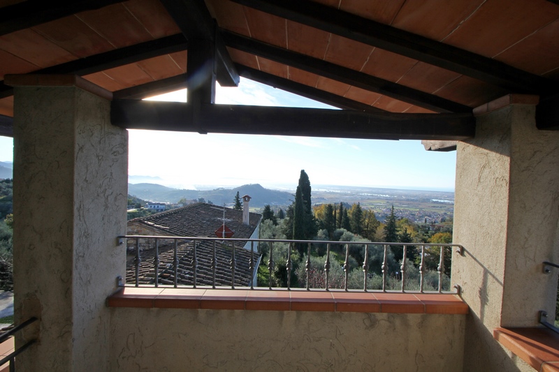 Porzione di rustico con vista mare e giardino a Corsanico